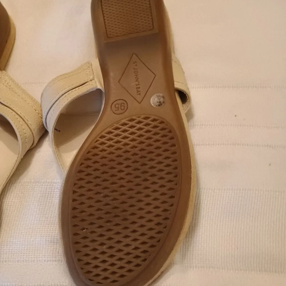 St. John’s Bay Flex Form White Comfort Thong Sandals Womens 9.5